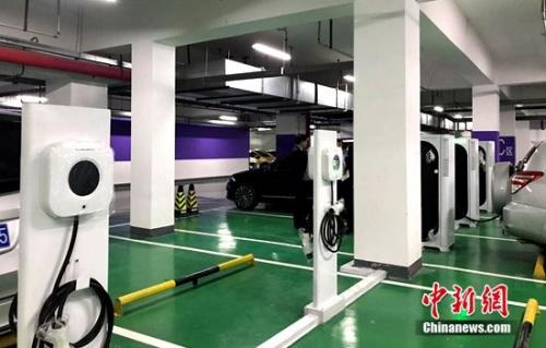 地下車庫安裝的群管理智充智能充電樁電動汽車行業(yè)在國家政策的扶植下，發(fā)展迅速，當(dāng)前作為節(jié)能減排的代表在推廣中還存在一些問題。最為顯著的問題在于電動汽車的充電配套設(shè)施還不完善