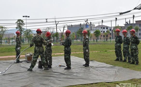 為提高部隊遂行電網(wǎng)搶修能力，連日來，武警水電六支隊積極組織進行電網(wǎng)專業(yè)技能訓練，強化單兵專業(yè)技能和分隊協(xié)同作業(yè)能力，為遂行電網(wǎng)搶修任務奠定扎實基礎。“首戰(zhàn)用我，用我必勝……”，隨著指揮員模擬任務的下達，官兵以高昂的士氣，嘹亮的口號迅速進入各自戰(zhàn)位實施作業(yè)