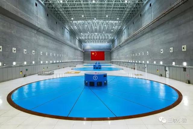 向家壩左岸電站廠房大廳（攝影：陳保臻）截至2017年8月23日,向家壩水電站全年累計發(fā)電量突破200億千瓦時，比去年同期多發(fā)3.23億千瓦時，為國家發(fā)展注入強(qiáng)勁的綠色動力。200億千瓦時清潔能源相當(dāng)于減少標(biāo)煤消耗624萬噸，減少二氧化碳排放1602萬噸，1146萬個三口之家一整年的用電量（2016年中國城鄉(xiāng)居民人均生活用電量為582千瓦時）