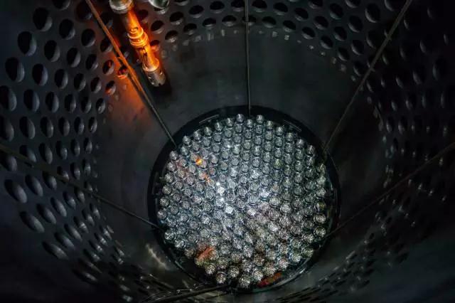 8月24日16時08分，在換料機(jī)控制室操作員的遠(yuǎn)程控制下，田灣3號機(jī)組第163組燃料組件緩緩裝入堆芯，標(biāo)志著3號機(jī)組首次裝料作業(yè)圓滿完成。田灣3號機(jī)組首次燃料組件裝堆工作的順利完成，為機(jī)組后續(xù)臨界等調(diào)試工作打下了堅實的基礎(chǔ)，同時也為4號機(jī)組首次燃料組件裝料作業(yè)積累了寶貴的經(jīng)驗