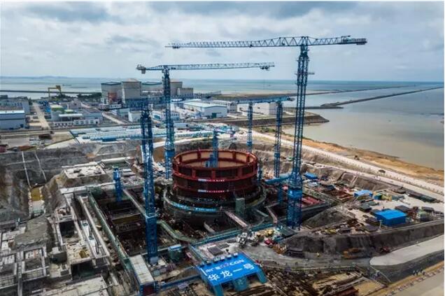 8月23日，華龍一號示范項目中廣核防城港核電二期工程核島內(nèi)部廠房11.6米標(biāo)高的所有土建施工圖順利出版，標(biāo)志著核島主廠房結(jié)構(gòu)最復(fù)雜、功能最重要的部分的土建施工圖紙全部完成。這一重要設(shè)計節(jié)點里程碑任務(wù)的提前實現(xiàn)，為保障現(xiàn)場的連續(xù)施工和設(shè)備安裝等奠定了堅實的基礎(chǔ)，將助力華龍一號示范項目的建設(shè)順利推進