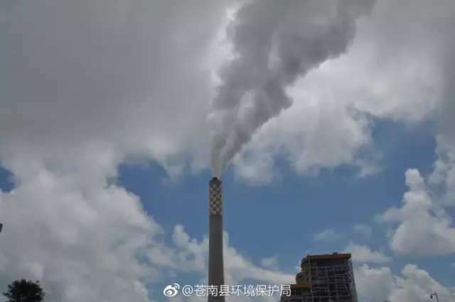 關(guān)于華潤電力(溫州)有限公司冒黑煙的答復：華潤電力(溫州)有限公司地址位于蒼南縣龍港鎮(zhèn)巴曹華潤路1號，主要從事電力建設(shè)、生產(chǎn)、銷售，該項目于2009年由環(huán)境保護部審批，于2012年3月開工建設(shè)，2014年1月投入試生產(chǎn)，2015年7月通過浙江省環(huán)境保護廳項目環(huán)保驗收。 該公司現(xiàn)有2臺1000MW超超臨界燃煤發(fā)電機組，配置2臺2953噸/小時超超臨界直流爐，煙氣建有除塵、脫硫、脫硝等系統(tǒng)處理，煙塵、二氧化硫、氮氧化物等污染物排放執(zhí)行標準值為30 mg/m³、100mg/m³，100 mg