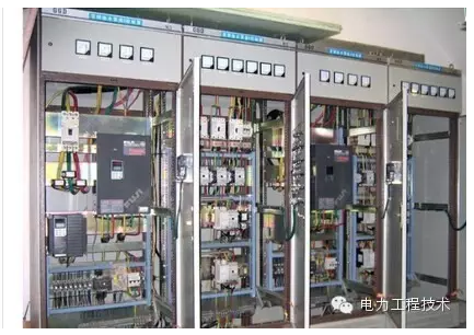 一、JP柜簡述JP型低壓配電無功補償綜合柜是一種本著安全、經(jīng)濟(jì)、合理、可靠的原則而設(shè)計的新型戶外配電無功補償綜合柜。適用于城網(wǎng)、農(nóng)網(wǎng)改造、工礦企業(yè)、路燈照明、住宅小區(qū)等交流50Hz、額定電壓380V的配電系統(tǒng)中，具有電能分配、控制、保護(hù)、無功補償、電能計量等多功能的新型戶外綜合配電箱