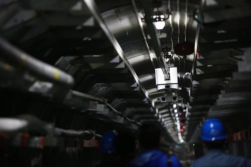 人工巡檢，4公里的電纜隧道，背著各種儀器的巡檢人員要走一個小時;現(xiàn)在，小小的機器人倒掛金鐘，在電纜隧道內(nèi)邊查邊看邊上傳數(shù)據(jù)，半個小時就齊活了，而且24小時都巡檢，有了它，電纜隧道成為它的天下，有它值守。8月28日，南三環(huán)電纜隧道內(nèi)，鄭報融媒記者和這位省內(nèi)首個智能機器人一起巡檢，體驗科技帶來的變化
