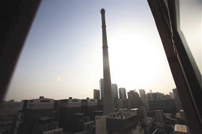 “長安街最后一根煙囪”國華熱電廠機組兩年前全部關(guān)停，原址利用方向明確：廠區(qū)將改造成為與首都功能相匹配的中國當(dāng)代頂級美術(shù)館及國際高端文化藝術(shù)園區(qū)。朝陽區(qū)有關(guān)負(fù)責(zé)人昨天表示，朝陽區(qū)將結(jié)合北京城市新總規(guī)實施，整合利用騰退空間，優(yōu)化公共文化和文化產(chǎn)業(yè)空間布局