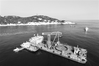 8月17日，浙江舟山東極廟子湖島至東福山島的10千伏電力聯(lián)網(wǎng)項目完成輸電海纜登陸。該輸電海纜全長12.34千米，它的登陸聯(lián)網(wǎng)將實現(xiàn)東極諸島電力聯(lián)網(wǎng)全覆蓋