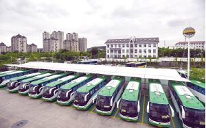 8月29日，鎮(zhèn)江公交官塘樞紐站15臺(tái)充電樁已全面投入使用，極大地改善了在運(yùn)營(yíng)中40輛電動(dòng)公交車(chē)的充電需求。據(jù)了解，充電樁分為300千瓦和120千瓦兩種，其中，300千瓦的只需10分鐘左右就可將一輛電動(dòng)公交車(chē)充滿(mǎn)電，每次滿(mǎn)電可行駛超過(guò)150公里