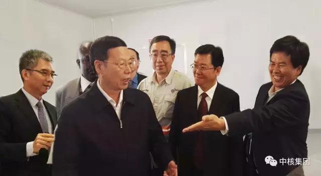 納米比亞當(dāng)?shù)貢r(shí)間8月27日上午，中央政治局常委、國務(wù)院副總理張高麗在訪問納米比亞期間，赴中廣核湖山鈾礦項(xiàng)目視察。中核集團(tuán)黨組成員、副總經(jīng)理和自興陪同參觀，并就中核集團(tuán)在納米比亞工作做了專題匯報(bào)