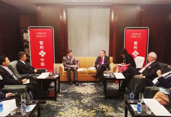 8月30日，國家電投董事長(zhǎng)、黨組書記王炳華在北京會(huì)見智利前總統(tǒng)、駐亞太地區(qū)特使弗雷一行，雙方就能源領(lǐng)域合作進(jìn)行了交流。王炳華指出，在智利政府的大力支持下，國家電投在智利發(fā)電存量和增量業(yè)務(wù)均保持著良好發(fā)展勢(shì)頭，與太平洋水電智利公司的文化融合順利，未來將通過開發(fā)風(fēng)電和太陽能發(fā)電項(xiàng)目，實(shí)現(xiàn)公司在智利發(fā)電資產(chǎn)的多元化發(fā)展