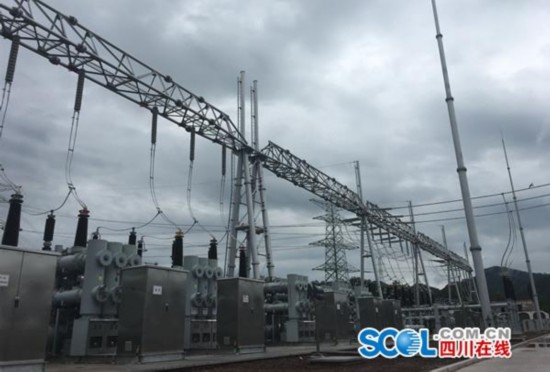 8月30日22時43分，隨著第二臺主變壓器充電成功，國網(wǎng)四川省電力公司2017年重點建設(shè)項目500千伏瑪瑙(宣漢)變電站正式投運，該變電站是達(dá)州首座500千伏智能變電站。 500千伏瑪瑙(宣漢)變電站“500千伏瑪瑙變電站是四川第七座500千伏智能變電站，也是四川第48個500千伏變電站