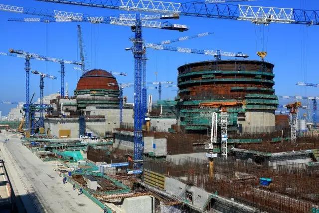 8月，“華龍一號(hào)”示范工程福清核電5、6號(hào)機(jī)組工程建設(shè)穩(wěn)步推進(jìn)。“印象華龍”18期帶您回顧8月“華龍”成長(zhǎng)的點(diǎn)滴：2017 08.026號(hào)機(jī)組安全殼筒體鋼襯里全部吊裝完成2017 08.045號(hào)機(jī)組核島閥門(mén)現(xiàn)場(chǎng)試壓工作正式啟動(dòng)2017 08.066號(hào)機(jī)組核島安裝開(kāi)始2017 08.155號(hào)機(jī)組環(huán)吊20噸吊鉤載荷試驗(yàn)完成

 

2017 08.166號(hào)機(jī)組柴油機(jī)主貯油罐全部吊裝就位2017 08.165號(hào)機(jī)組內(nèi)筒體穹頂?shù)谝欢位炷翝仓? onError=