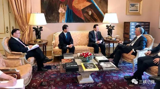 葡萄牙里斯本當?shù)貢r間8月28日，中國長江三峽集團公司（以下簡稱三峽集團）黨組書記、董事長盧純分別于中午和下午，拜會了葡萄牙總統(tǒng)馬塞洛和總理科斯塔，雙方就三峽集團與葡萄牙電力公司（以下簡稱葡電）戰(zhàn)略合作共同開發(fā)第三方市場，實現(xiàn)葡電長期可持續(xù)發(fā)展等內(nèi)容進行了交流。盧純首先對葡萄牙經(jīng)濟的恢復(fù)性增長表示祝賀，對葡萄牙近期出臺的有關(guān)監(jiān)管政策表示贊賞，對總統(tǒng)和總理長期以來給予三峽集團和葡電的關(guān)心支持表示感謝