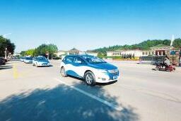 藍(lán)白色車身、SUV車型、寬敞潔凈空間……一輛輛時(shí)尚大氣的電動(dòng)出租車從八路軍太行紀(jì)念館門前駛過。從年初開始，武鄉(xiāng)縣投資2478.4萬(wàn)元購(gòu)置了80輛比亞迪E6純電動(dòng)出租車，截至8月31日已完成了對(duì)縣城原有出租車的一次性全部更新