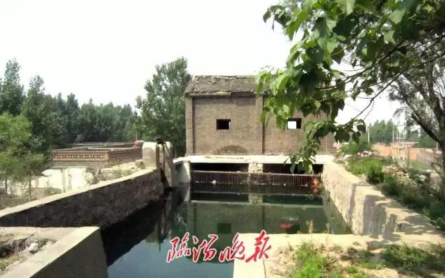從上世紀六七十年代開始，我國各地農(nóng)村小水電站蓬勃發(fā)展，由鄉(xiāng)鎮(zhèn)、農(nóng)（林）場組織建設(shè)和管理，不僅解決了農(nóng)村的自身用電，還能幫助鄰近村鎮(zhèn)緩解用電緊張的矛盾。在我市的大山深處、河流湖泊旁曾建有許多小型水電站，1956年建成的洪洞縣明姜水電站，就是我國第一座農(nóng)村小水電站