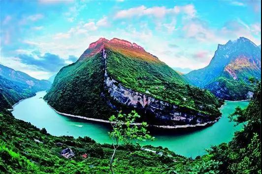 30年水電開發(fā)，不改清江流域優(yōu)良生態(tài)。(視界網(wǎng)王雙躍攝)編者按湖北清江在30年水電開發(fā)過程中，堅持把生態(tài)保護放在首位，在開發(fā)中保護，在保護中開發(fā)，讓青山常在、綠水長流，創(chuàng)造了生態(tài)發(fā)展的良性循環(huán)模式，為長江大保護提供了可資借鑒的經(jīng)驗