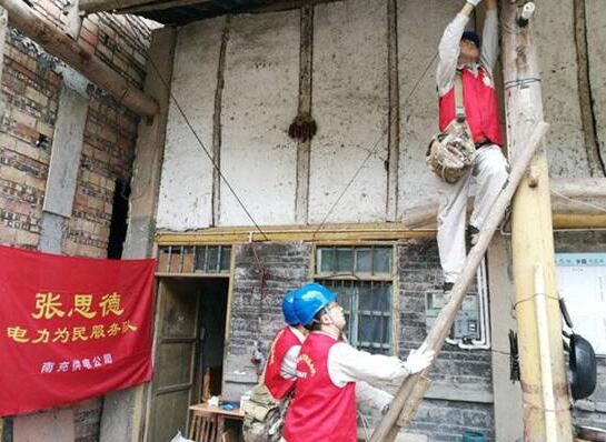 “感謝你們呀，不怕路滑，幫我們弄電。”“喲，快看快看，這么快燈就亮了