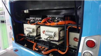 電池類電動(dòng)車因買車搖號受青睞，但續(xù)航里程不理想，很難成為傳統(tǒng)汽車100%的替代者。巨大的環(huán)保壓力下，現(xiàn)在很多國家都在抓緊推廣低排放或零排放的新能源汽車，其中氫燃料電池車的未來最被看好