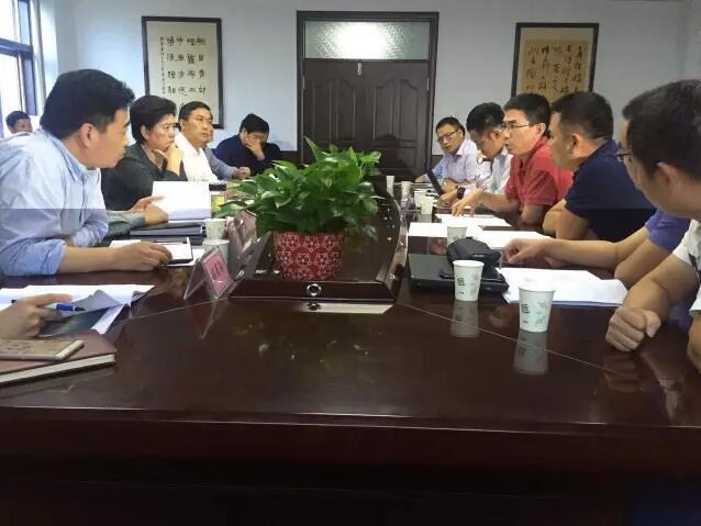 9月4日，市政府與遠景能源戰(zhàn)略合作暨風(fēng)電產(chǎn)業(yè)落地對接會議在市政府三樓會議室召開，主要探討戰(zhàn)略合作協(xié)議、項目設(shè)計方案，并確定廠房選址。市委常委、常務(wù)副市長張紅梅，市政協(xié)副主席劉軍，市經(jīng)開區(qū)管委會副主任王偉出席會議