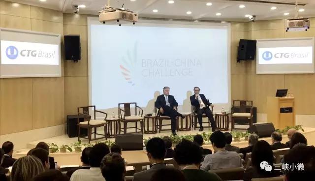 巴西被巴西人類學(xué)家吉爾伯托˙弗雷勒稱為“熱帶中國”，在歷史上肯定了中國對熱帶國家巴西的直接影響；近日，應(yīng)中國國家主席習(xí)近平邀請正在對中國進(jìn)行國事訪問的巴西總統(tǒng)特梅爾，在訪問期間提到：在巴西還有一個“三峽”。其中原因何在？在金磚五國峰會召開之際，小微君在北京大學(xué)舉辦的第一屆“中國巴西機(jī)遇與挑戰(zhàn)論壇”活動現(xiàn)場上采訪了與會企業(yè)家，下面我們就來看看巴西有哪些值得我們探索與期待