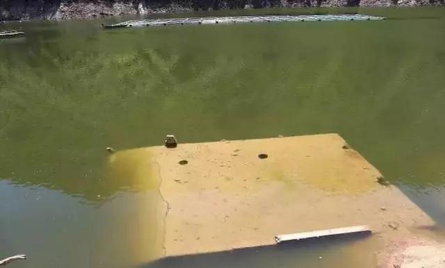 被水淹沒的村莊房屋崔永利拍攝在腰坪水電站現(xiàn)場，有一戶人家的房屋仍未拆除，依然埋沒在水下，水面已經(jīng)將房屋淹沒，但還是可以看到水面約數(shù)十厘米下的屋頂。對于水庫下面的這個外面能看得見的建筑物，當(dāng)?shù)赜嘘P(guān)部門曾經(jīng)責(zé)成水庫將其炸毀，但是幾次爆破后，房屋仍然矗立不動