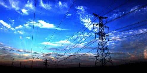 隨著2017年半年報陸續(xù)披露完畢，煤炭、電力企業(yè)“此消彼長”的狀況再次浮現(xiàn)，并且這種態(tài)勢還會延續(xù)至下一季度。第一財經記者根據(jù)相關數(shù)據(jù)梳理，上半年，34家煤炭上市公司九成業(yè)績表現(xiàn)良好，平均凈利潤為15.6億元