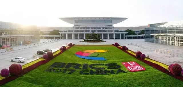 “厦庇五洲客，门纳万顷涛”。金砖国家领导人第九次会晤近日在厦门举行
