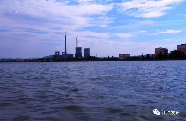 近日，一封群眾來信來電舉報：江油市城區(qū)江油發(fā)電廠數(shù)十年排放濃煙粉塵污染環(huán)境的案件，受到了中央環(huán)保督查組、省市的高度重視并交辦江油調查核實。事實果真如此嗎?群眾誤解在哪里?趕快隨小編一起來看看調查結果究竟如何呢?踐行生態(tài)環(huán)保使命群眾舉報的問題不屬實作為電力“國家隊”主力，先后有多位黨和國家領導人來廠視察的“江電”，與江油歷史經濟文化發(fā)展相互交融，形成你中有我、我中有你的依存局面，其氣勢宏偉的廠房、高大粗壯的煙囪、體量巨大的涼水塔……