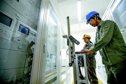9月1日，一款用于變電站主控室巡檢的激光無軌智能機器人正在黃石供電公司220千伏青港湖變電站進行調試。據(jù)悉，該類型機器人為湖北省電力系統(tǒng)首次應用，能代替人工按規(guī)定路徑對變電站主控室所有設備運行工況進行自動檢查，并及時對異常情況進行報警，確保變電站安全運行