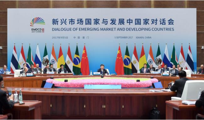 金砖五国在《金砖国家领导人厦门宣言》(下称《宣言》)中呼吁，各国根据共同但有区别的责任原则、各自能力原则等《联合国气候变化框架公约》有关原则，全面落实《巴黎协定》。 9月5日，国家主席习近平在厦门主持新兴市场国家与发展中国家对话会并发表重要讲话