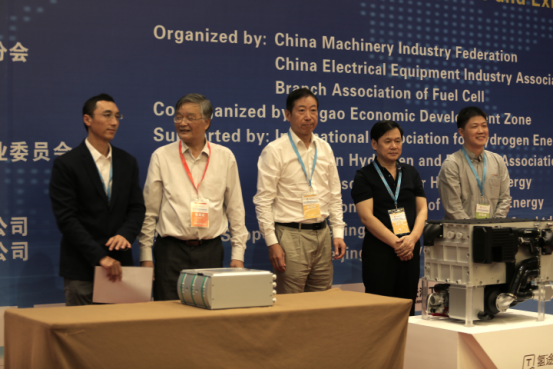 2017年8月28日，第二届中国国际氢能与燃料电池产业发展大会(CHFCE2017)在首都国家会议中心隆重召开。为了实现《巴黎协定》提出的2050 年全球平均温度较工业化前水平升高控制在2摄氏度之内的目标，各国都在寻找更清洁有效的技术以取代内燃机与石化能源，中国针对新能源汽车出台了一系列引导政策，氢能与燃料电池被归为15 个能源技术重点发展方向之一