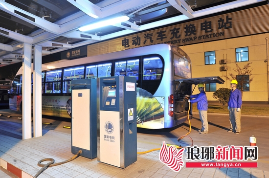 加快布局建设充电桩，大力推进企业“煤改电”，借力特高压大通道“远方来电”减少煤炭消耗和污染物排放……近来年，临沂供电公司加强“电能替代”力度，用绿色电力能源，捍卫“临沂蓝”，为环保做出了突出贡献。临沂市电动公交车在充电站充电加快充电桩建设，保障市民绿色出行 “我刚定了一辆电动汽车，到处打听离我最近的充电点，听说供电部门打算在府右路离我们家不远的地方建充电桩，前段