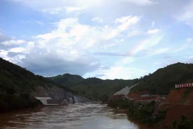 2016年4月8日，在老挝南欧江流域，中国电建投资建设的南欧江二期项目工程四个梯级水电站正式动工建设，各级电站的进场公路两旁,可以看见很多中老文的中国电建企业标识牌和宣传展板，随着项目的影响和推进,老挝人也越来越多地加入到工程建设中来,不管是为了生计还是梦想,有了目标就有了新的开始。灯笼村的中国元素在各级电站项目工地，工地成了中国的象征，当地员工都为能够在中国电建工作而自豪