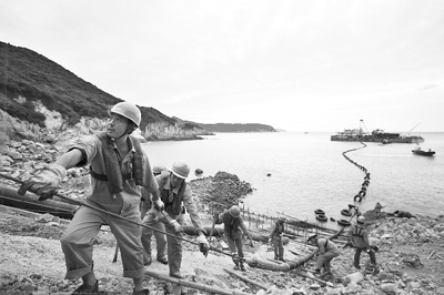 8月31日，用于国电舟山普陀海上风电场——浙江最大海上风电场的220千伏海底电缆首端成功登陆六横岛。该工程将敷设三条大截面220千伏光电复合电缆，单根长10.3公里，预计10月中旬完工