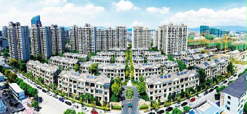 图为嵊州市城南新区三江街道大剡溪花园小区，这是该市首个太阳能发电全覆盖的小区。据国网嵊州市供电公司介绍，去年该市太阳能发电总量为2013.59万千瓦时