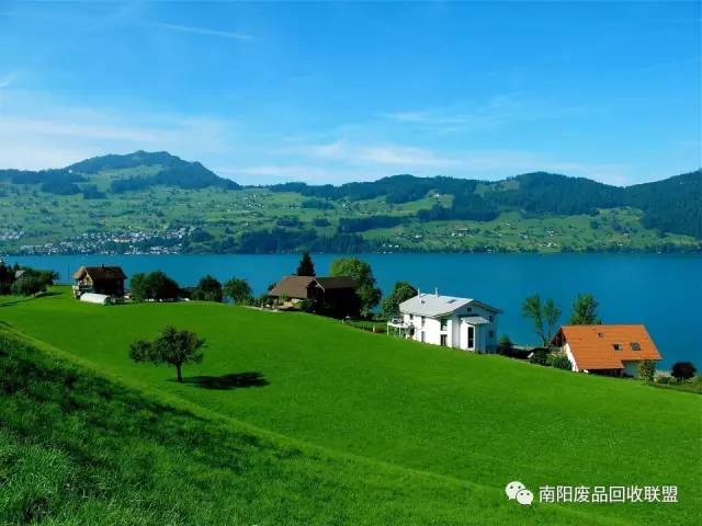 在一份媒体公告中，它把瑞士誉为“废品回收领域值得效仿的楷模，极高的回收利用率让其他欧洲国家望尘莫及。”随后发布的政策文件为该机构抵制即将付诸公投的动议进一步奠定了基础，某商业游说团体发布的资讯图表一一罗列出各国的废品回收率，最终得出结论：放眼全球，瑞士可谓是当之无愧的废品回收“世界冠军”
