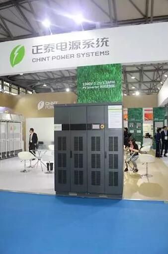4月20日SNEC光伏展的第二天參展觀眾依然如第一天般絡(luò)繹不絕，在人山人海中，小編終于如約為大家收集了逆變器參展企業(yè)的相關(guān)產(chǎn)品，為大家?guī)砟孀兤鞯膶?shí)時信息，希望能為大家把握逆變器市場帶來一定的參考價值。通過參觀各逆變器企業(yè)的展臺以及與現(xiàn)場人員的交談，發(fā)現(xiàn)逆變器市場已經(jīng)快速轉(zhuǎn)移到了適用于分布式的小型組串式逆變器，容量以適用于居民分布式的5KW與適用于工商業(yè)屋頂分布式的33KW的逆變器最受大家關(guān)注