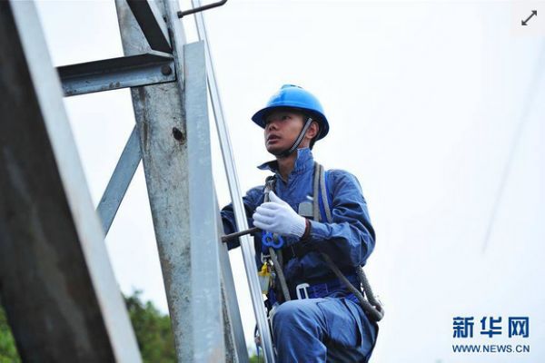 9月6日，南方電網(wǎng)工作人員在進(jìn)行滇西北至廣東±800千伏特高壓直流輸電工程貴州段驗(yàn)收工作。當(dāng)日，西電東送首條落點(diǎn)深圳的特高壓直流線路——滇西北至廣東±800千伏特高壓直流輸電工程貴州境內(nèi)第9標(biāo)段進(jìn)入驗(yàn)收階段