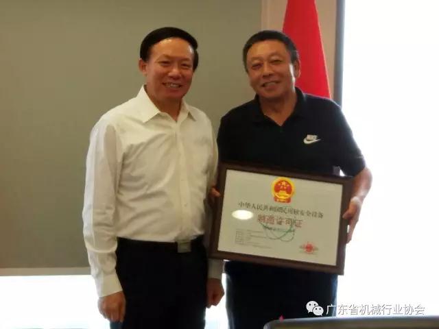 日前，國家核安全局下發(fā)《關于頒發(fā)明珠電氣股份有限公司民用核安全設備設計和制造許可證的通知》【國核安發(fā)（2017）166號】，明確向明珠電氣股份有限公司頒發(fā)民用核安全設備設計和制造許可證。9月1日，公司張少松董事長代表公司前往國家核安全局領取證書，此舉正式確認明珠電氣具備國家認可的設計和制造核電站1E級干式變壓器的能力和資格