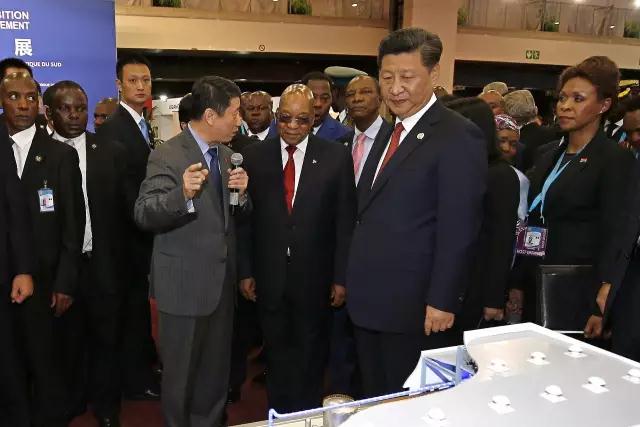 多年來,國家電投踐行“一帶一路”倡議,積極開拓國際電力市場！截至目前，在全球40個國家和地區(qū)，擁有11個工程總承包項目，35個咨詢設計、電站運維服務等項目和1005萬千瓦投資在建項目。在金磚國家巴西、南非、印度的能源開發(fā)和服務等領域,國家電投也取得了積極進展