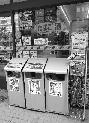 第一次到日本的游客肯定都会觉得这里天蓝水清，城市一尘不染，路上基本见不到任何的垃圾纸屑，“干净”或许是他们对于日本的第一印象。但是，40年前的日本也曾深受严重的环境污染和城市垃圾困扰