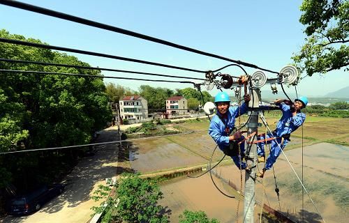 低壓電器是一種能根據(jù)外界的信號和要求，手動或自動地接通、斷開電路，以實現(xiàn)對電路或非電對象的切換、控制、保護、檢測、變換和調(diào)節(jié)的元件或設(shè)備。我國低壓電器的發(fā)展已經(jīng)有五十多年的歷史