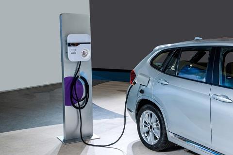 2020年后中國新能源汽車財政補貼將完全退出，為防止補貼退出帶來新能源汽車銷量斷崖式下滑，工信部、財政部、科技部和發(fā)改委（下稱四部委）開始著手研究接檔補貼的激勵政策。發(fā)改委產業(yè)協(xié)調司機械裝備處處長吳衛(wèi)表示，退出補貼不意味對新能源汽車產業(yè)支持力度下降，政府將推出更長遠、系統(tǒng)的扶持政策