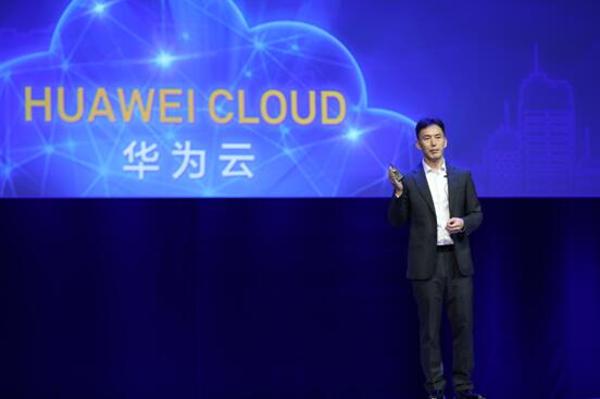 今日，在HUAWEICONNECT2017期間，華為IT產(chǎn)品線副總裁黃瑾在“智聯(lián)萬(wàn)物，云領(lǐng)創(chuàng)新”主題演講中，重磅發(fā)布了涵蓋硬件、軟件、數(shù)據(jù)、聯(lián)接、架構(gòu)、混合云等6個(gè)方面的創(chuàng)新解決方案，幫助客戶實(shí)現(xiàn)數(shù)字化轉(zhuǎn)型。同時(shí)，華為聯(lián)合中國(guó)工商銀行、神龍汽車有限公司分享了技術(shù)創(chuàng)新在數(shù)字化轉(zhuǎn)型的成功實(shí)踐