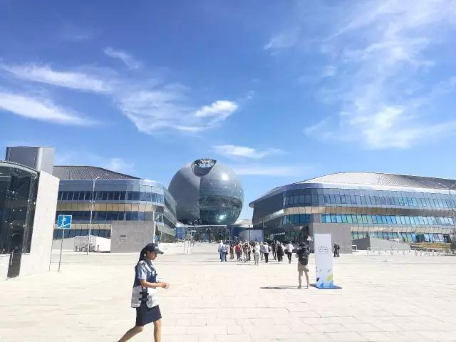 9月10日，历经三个月的阿斯塔纳世博会正式落下帷幕，在这个以“未来能源”为主题的国际大展上，中广核作为中国馆官方合作伙伴，面向国际市场大力推介中国自主核电技术，“华龙一号”迎接着来自世界各地特别是中广核目标市场国的政要及观众，为世界更深入了解我国核电技术搭建了一个国际平台。据统计，阿斯塔纳世博会中国馆在三个月的展览中，中国馆共迎来了16位政府首脑、150位贵宾观摩，近60万游客参观，中国馆成为世博会人气最高、关注度最高的展馆之一，每天都是门庭若市，门口总是排