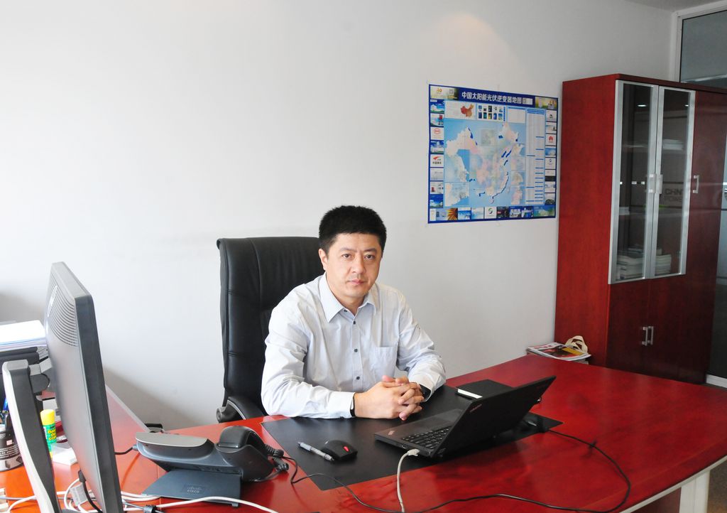 （記者 陳艷清）“不是我不明白，只是這世界變化太快”，用這句歌詞形容光伏逆變器市場再合適不過：從單瓦幾元的“黃金時代”到以“角”衡量的“微利時代”，從集中式逆變器“號令天下”到組串式、集散式、微型逆變器“百花齊放”。從價格到產(chǎn)品線，逆變器市場的變化速度不可謂不快