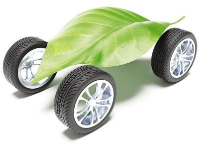 今年全年新能源汽車(chē)產(chǎn)銷(xiāo)預(yù)計(jì)將突破5萬(wàn)輛，是去年的3倍。今年上半年，比亞迪(51.35, -0.15,  -0.29%)新能源汽車(chē)銷(xiāo)量達(dá)6748輛，占我國(guó)新能源(19.88, -0.01,  -0.05%)汽車(chē)總銷(xiāo)量的41%，旗下的純電動(dòng)e6和混合動(dòng)力車(chē)型秦的銷(xiāo)量幾乎占據(jù)了我國(guó)新能源汽車(chē)市場(chǎng)的半壁江山