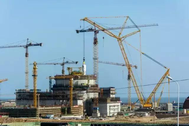 9月10日16时58分,“华龙一号”海外首堆工程——卡拉奇2号（K2）核岛首台蒸汽发生器吊装就位，标志着“华龙一号”全球首台蒸汽发生器成功实现预引入。K2机组蒸汽发生器高度约21米，本体重达365吨，吊装难度极大
