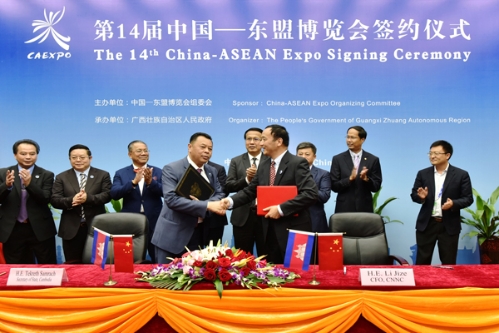 9月12日上午，在第十四届中国-东盟博览会暨中国-东盟商务与投资峰会期间，中核集团党组成员、总会计师李季泽在柬埔寨国家展馆礼节性拜会了柬埔寨首相洪森，并进行了亲切友好的交谈。下午，李季泽与柬埔寨国务秘书、柬埔寨可持续发展委员会副主席泰科莱斯•萨姆拉克(TekrethSamrach)签署了合作谅解备忘录，就和平利用核能产业的合作达成重要共识，柬埔寨商务部长班守萨等政府高官见证了协议的签署