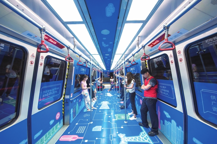 　　廣州供電局首個(gè)社會(huì)責(zé)任報(bào)告主題列車。廣州供電局供圖　　貴州電網(wǎng)公司都勻供電局舉辦公益騎行活動(dòng)，圖為社會(huì)責(zé)任日“騎行宣傳隊(duì)”整裝待發(fā)