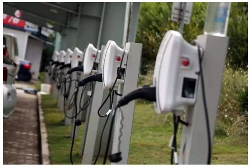 電動汽車車主一邊抱怨充電樁太少,滿足不了充電需求;另一邊,充電運營商則表示充電樁使用率太低,無法盈利。截至2017年6月,全國范圍內(nèi)聯(lián)盟內(nèi)成員單位總計上報公共類充電樁17.1609萬個,比2015年年底時翻了3倍以上,平均使用率不足10%